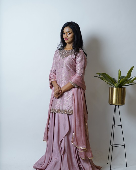 Charm Pink Short Kurta paired with layers, skirt and dupatta (SDH1014) Charm Pink Short Kurta paired with layers, skirt and dupatta (SDH1014)