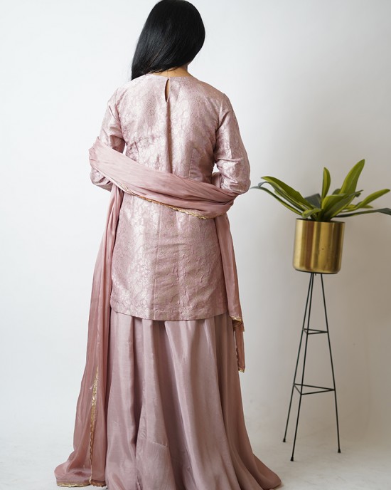 Charm Pink Short Kurta paired with layers, skirt and dupatta (SDH1014) Charm Pink Short Kurta paired with layers, skirt and dupatta (SDH1014)